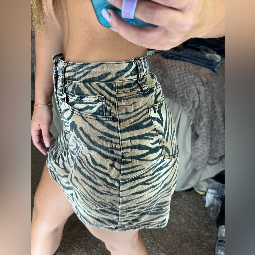 Tiger print denim skirt - Picture 3 of 4